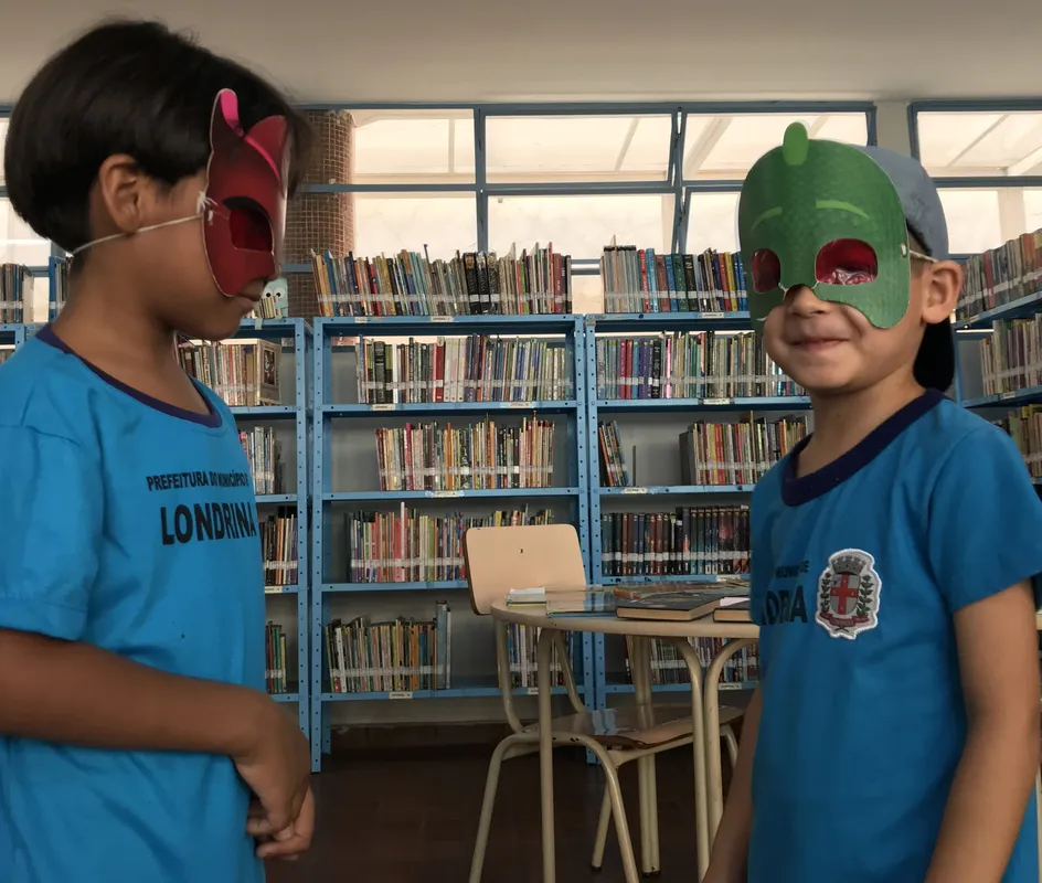 Envolvidos pela contação das histórias, os alunos também se transformam em personagens