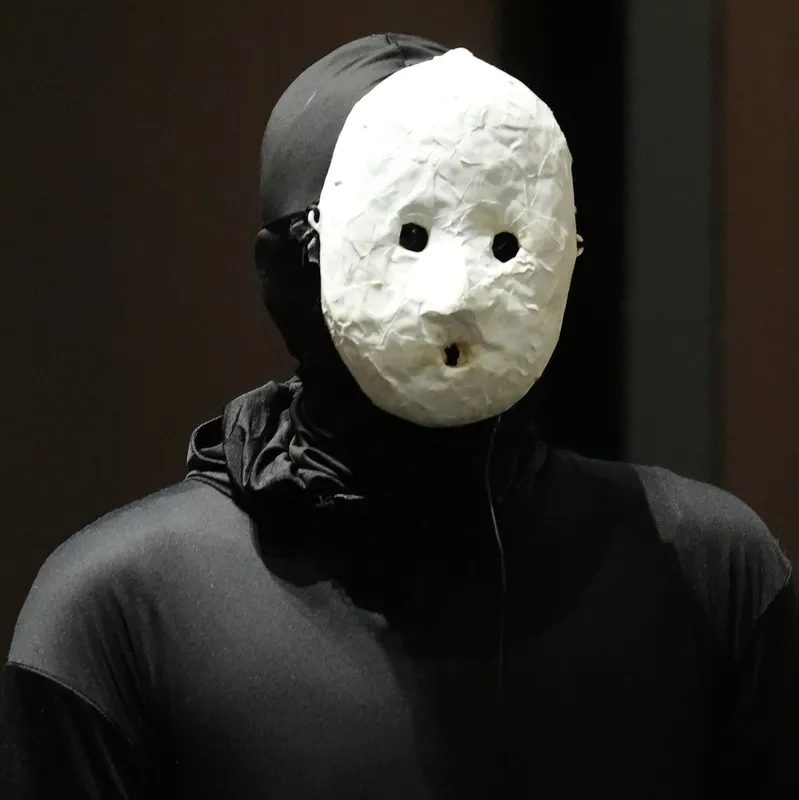 Uketsu é um pseudônimo, ninguém sabe a verdadeira identidade do autor; no YouTube ele aparece vestido de preto e usando máscara branca
