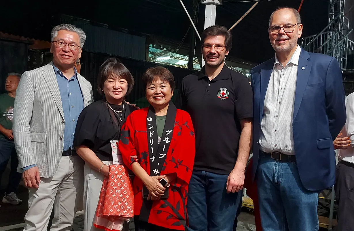 O Cônsul-Geral do Japão em Curitiba, Yasuhiro Mitsui; a Consulesa Naomi Mitsui; a presidente do Grupo Sansey, Mity Shiroma; o prefeito de Londrina, Tiago Amaral, e o Secretário Estadual de Inovação e Inteligência Artificial, Alex Canziani.