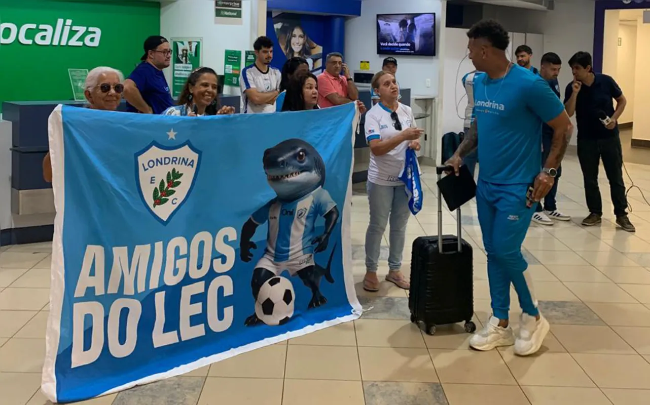 Imagem ilustrativa da imagem Londrina é recebido por torcedores no aeroporto após vitória