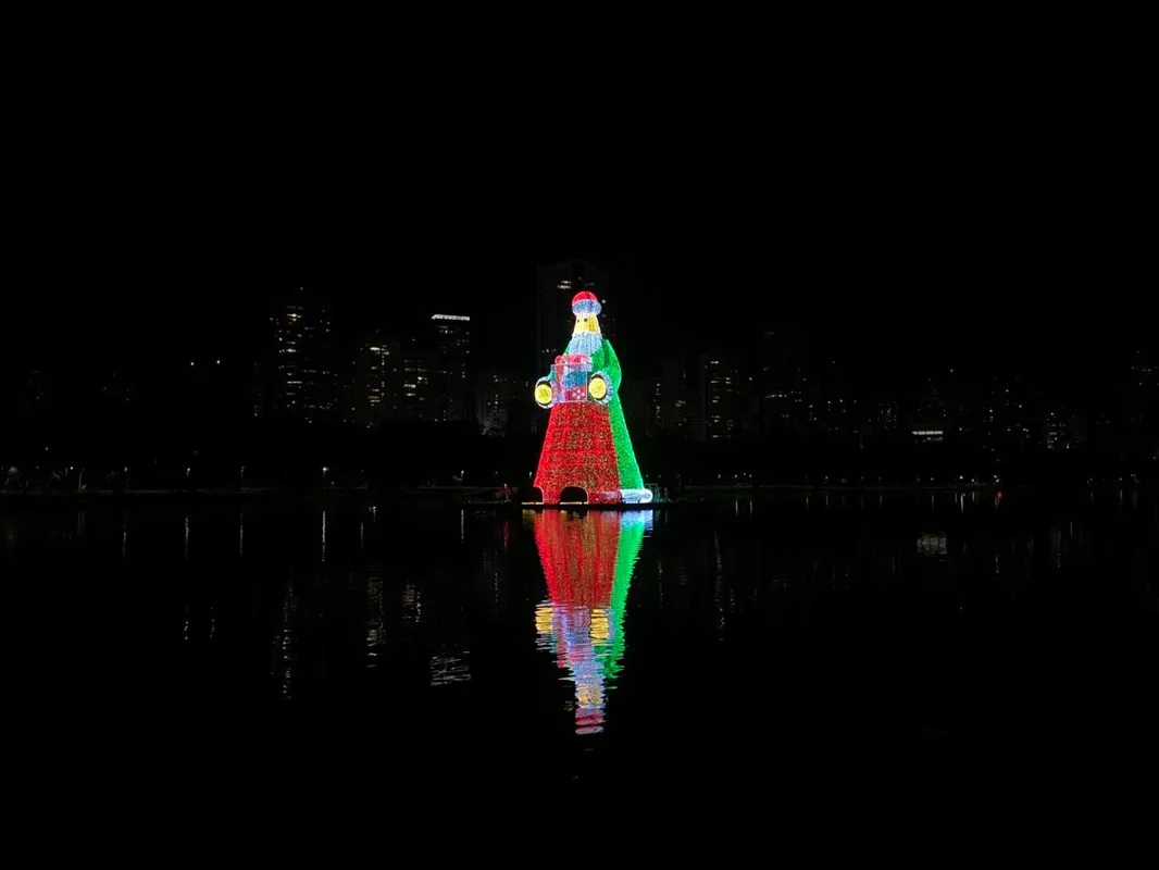 Com 27 metros de altura, Papai Noel de Londrina será reconhecido no Guiness Book