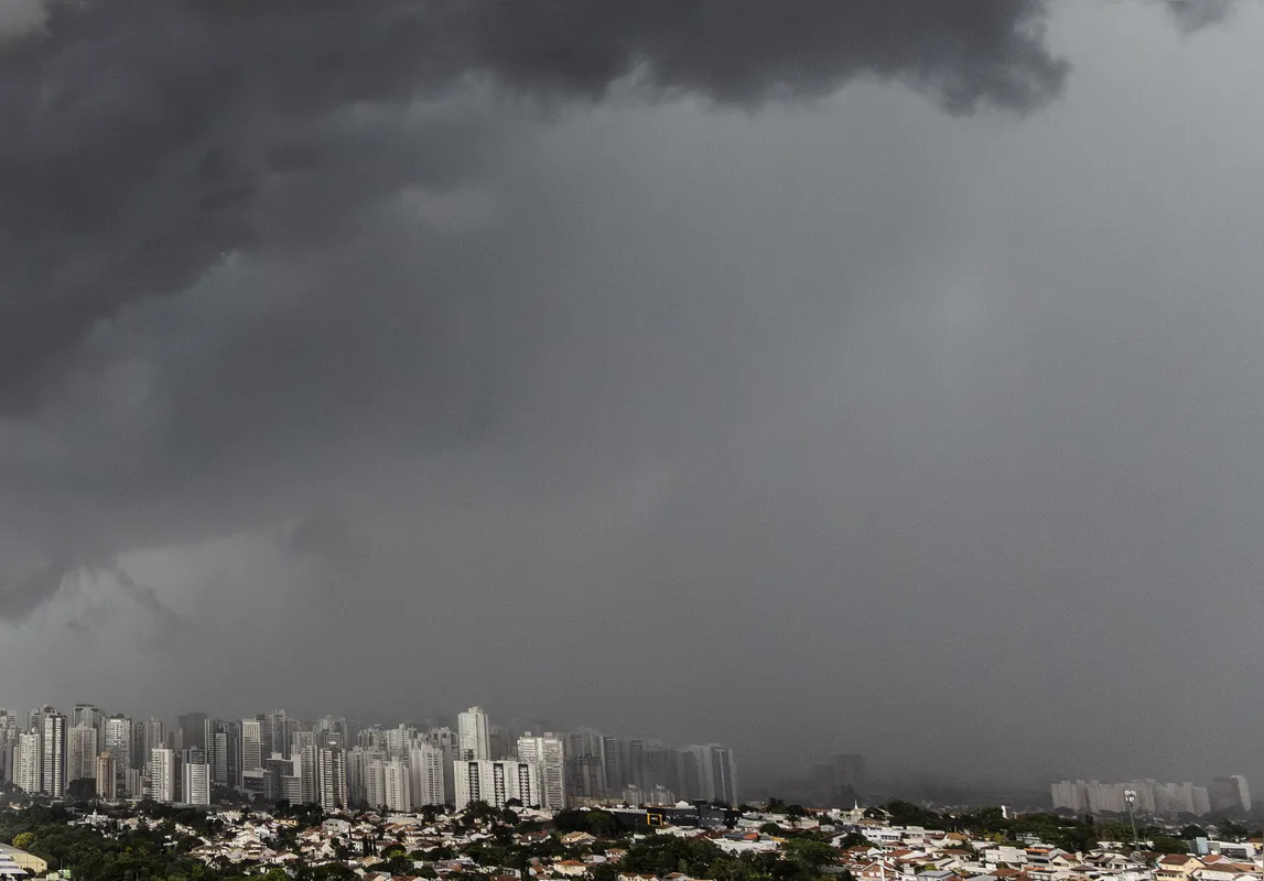O tempo fechou rapidamente em Londrina: tempestade registrou rajadas de vento de 63 km/h