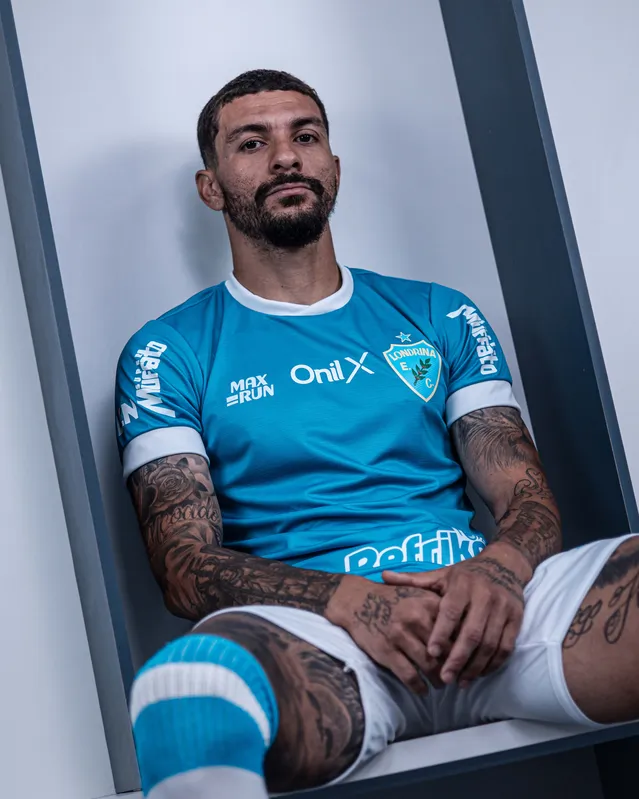 Alison com o novo uniforme do Londrina; Tubarão vai disputar a final da Série C com a camisa azul-celeste