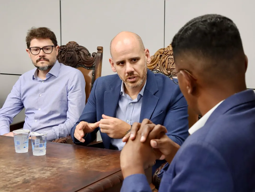 Ao centro, controlador-geral do município, Guilherme Arruda