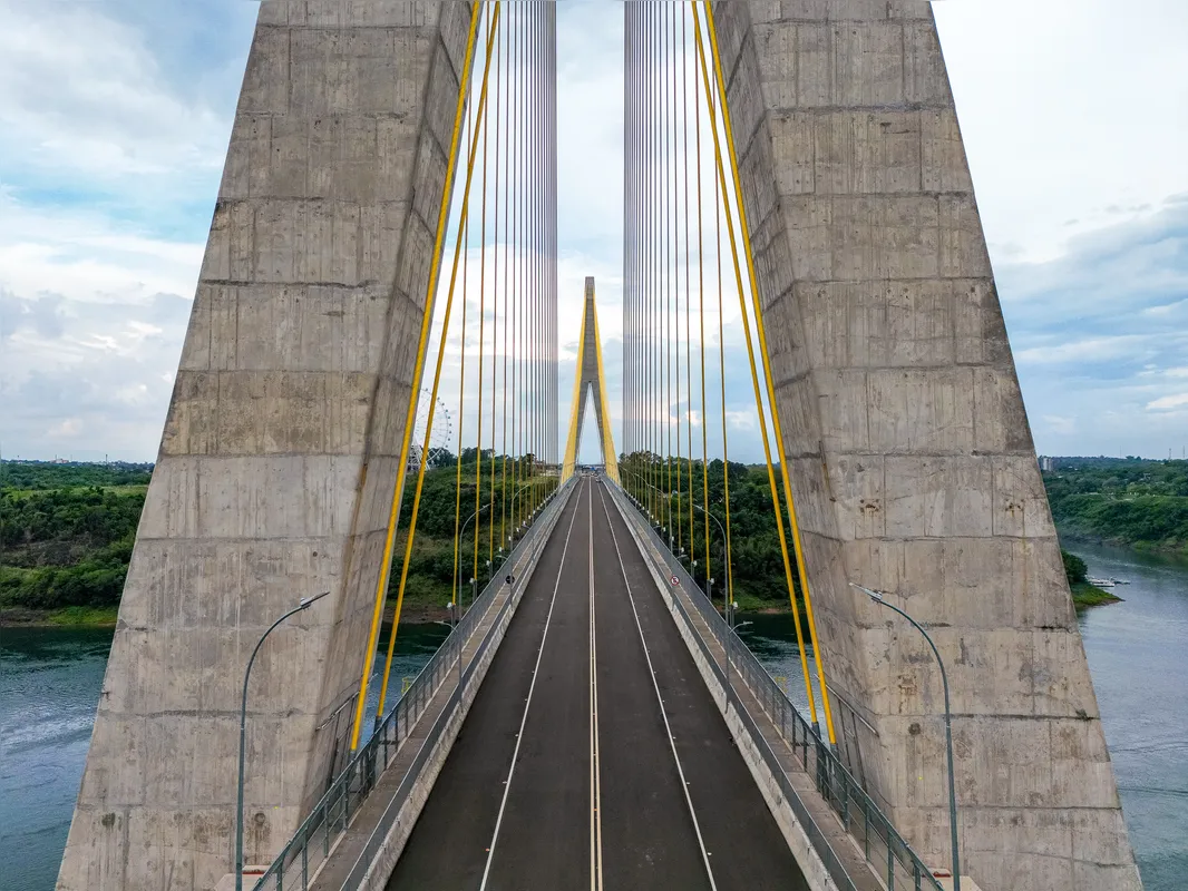 A Ponte da Integração possui 760 metros de extensão e um vão-livre de 470 metros, o maior do continente