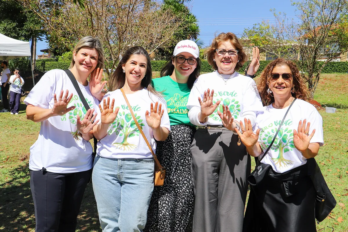 Participantes do plantio de árvores, realizado pela UEL, em alusão ao Setembro Verde
