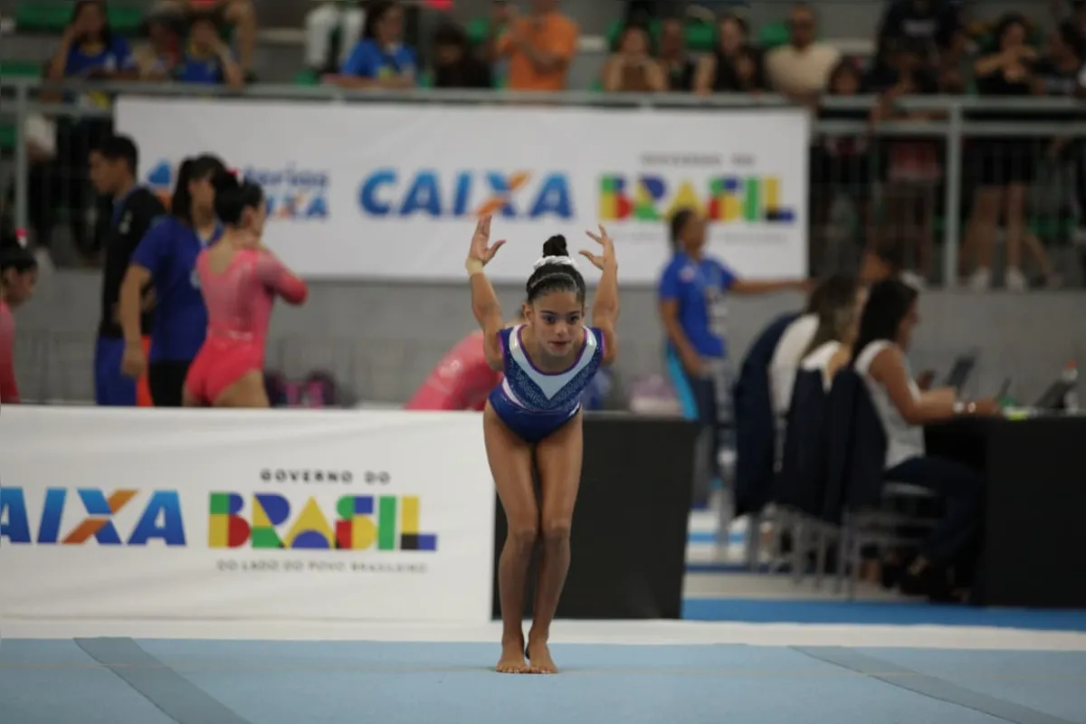 Ana Laura Pereira treina ginástica artística desde os sete anos de idade