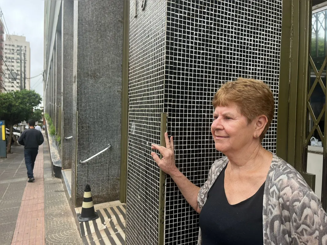 Olinda Constancio trabalha há mais de quarenta anos como manicure no centro de Londrina