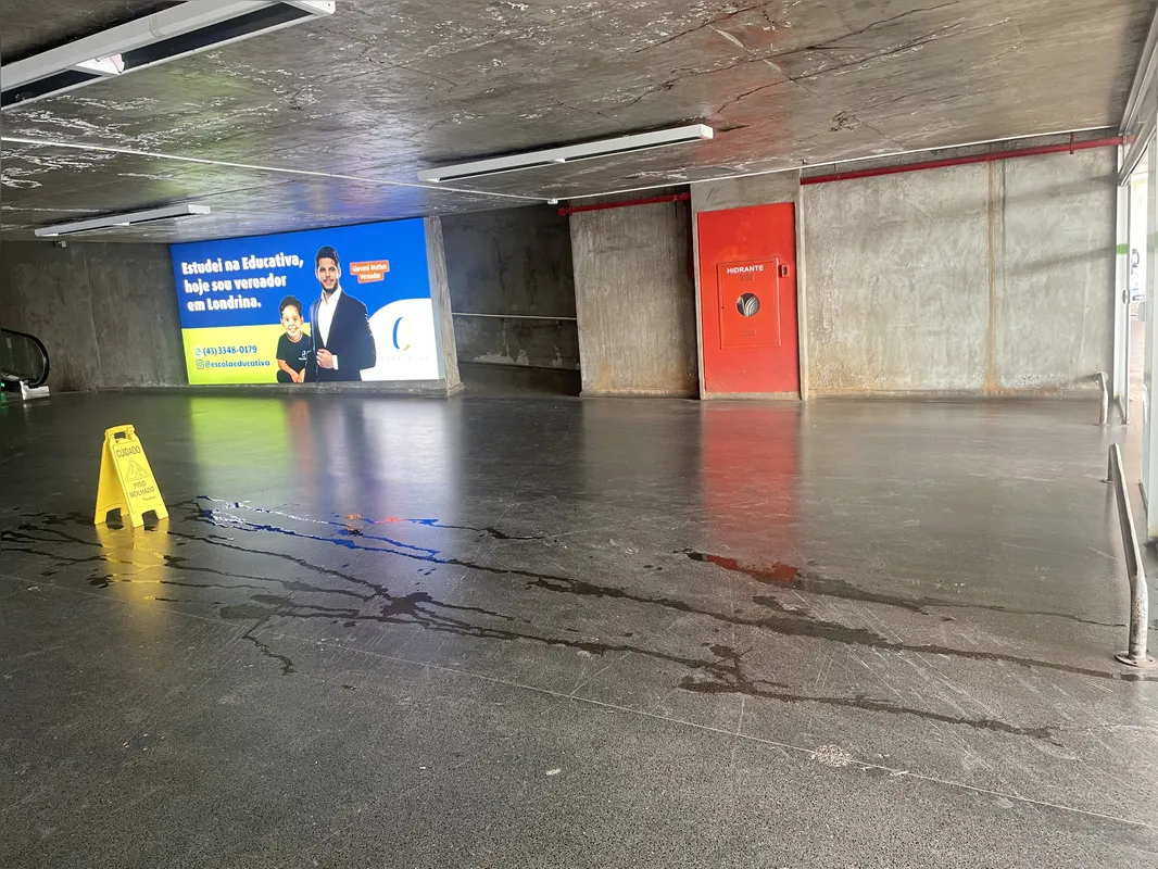 Imagem ilustrativa da imagem Mesmo sem chuva, Rodoviária de Londrina segue 'pingando'