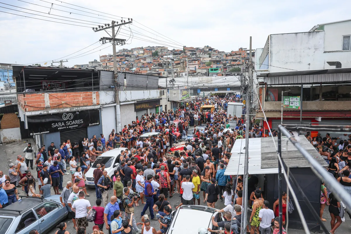 Dezenas de corpos foram levados por moradores para a Praça São Lucas, na Penha, zona norte do Rio de Janeiro