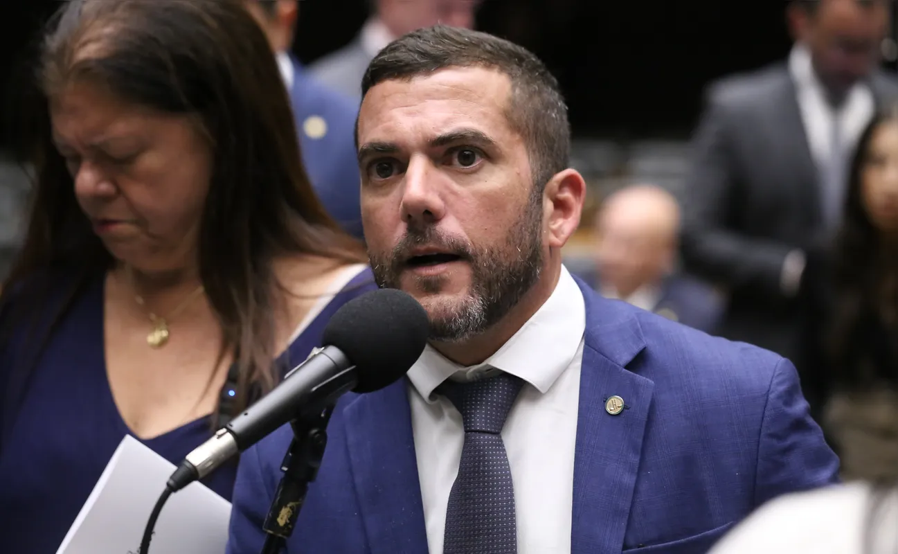 Nas redes sociais, Carlos Jordy disse estar sendo perseguido por Dino e negou qualquer esquema ilegal
