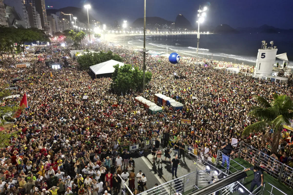 O Rio de Janeiro registrou um dos maiores protestos entre as capitais, com milhares de manifestantes na orla de Copacabana
