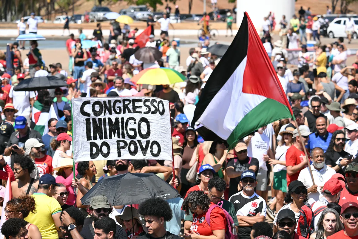 Em Brasília, a resposta às pautas conservadoras veio em forma de forte protesto sintetizado na frase: "Congresso inimigo do povo"