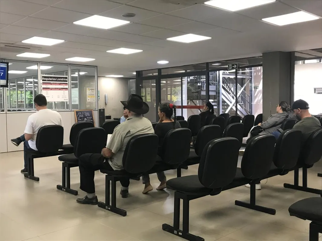 Contribuintes esperam atendimento em mutirão do programa Regulariza Londrina Dívidas