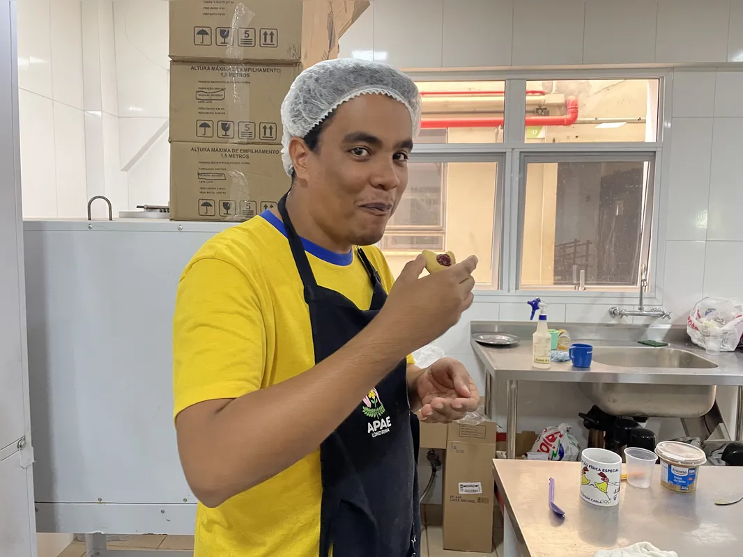 Fábio Vinícius da Silva trouxe de casa as habilidades gastronômicas e integra a equipe de produção