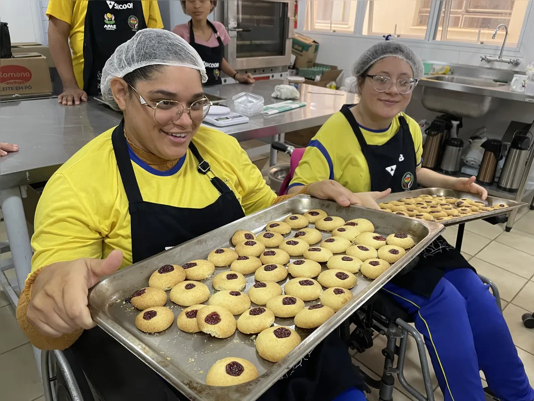 Isabela Gaion e Mariana Pereira integram a cooperativa Mãos que Transformam, da Apae de Londrina