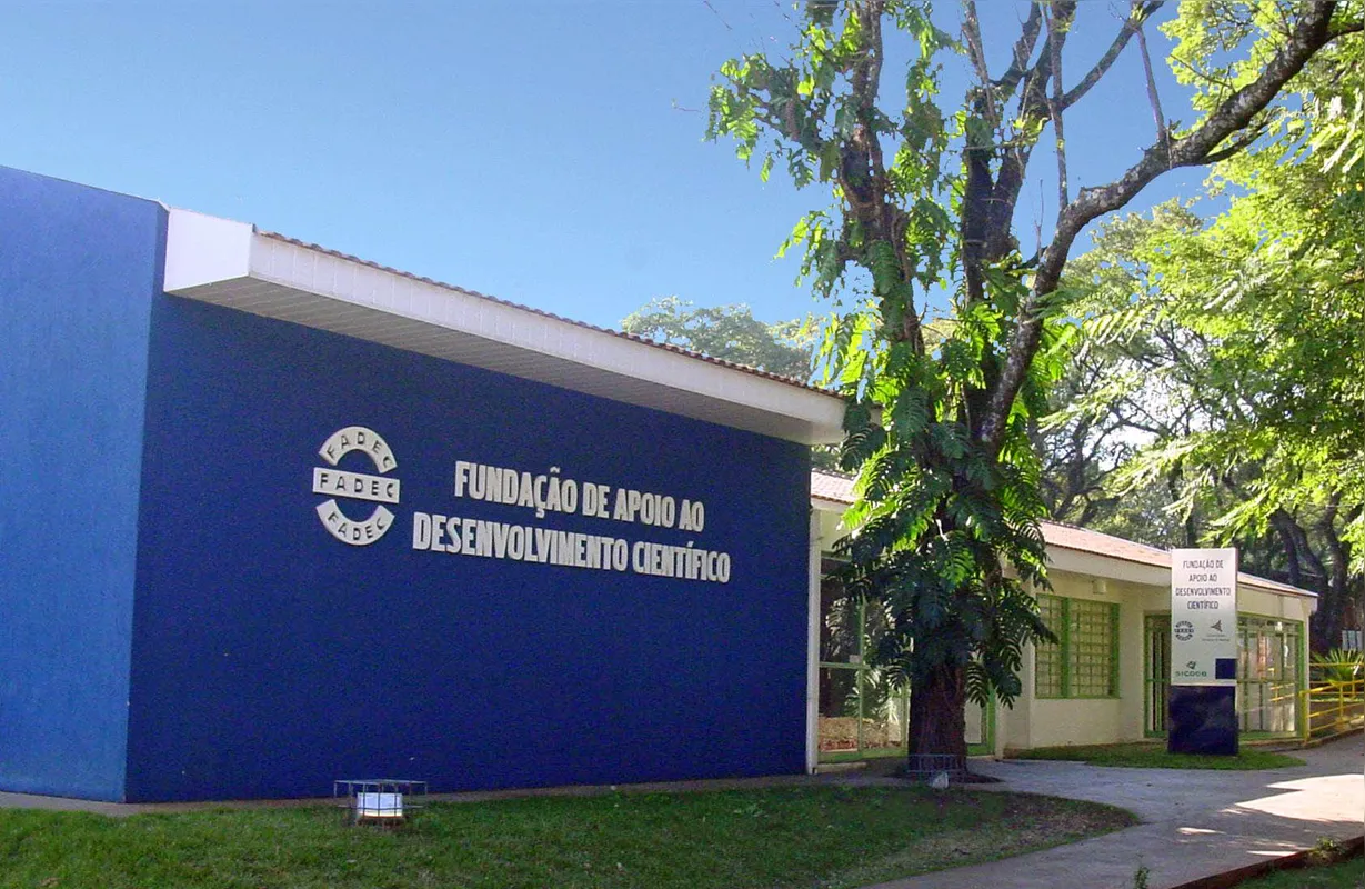 Fachada da Fadec, no campus da UEM