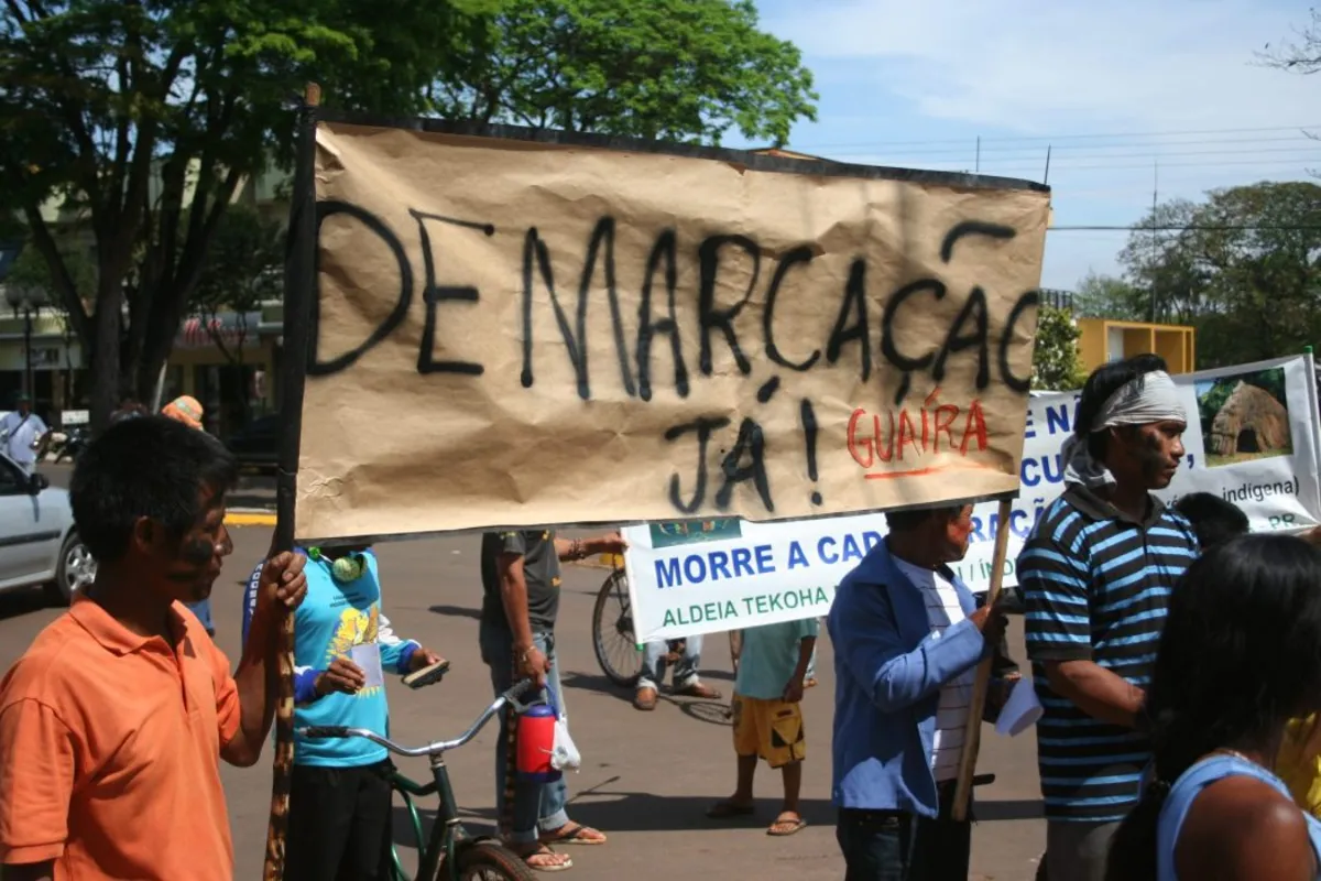 Protestos de indígenas pedindo a demarcação  da Terra Indígena Guasu Guavirá, no Oeste