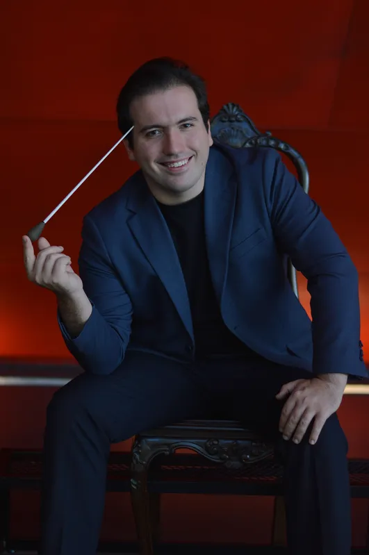 O maestro José Soares rege a Osuel no concerto da Série Conilon