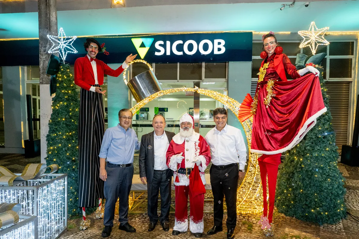 George Hiraiwa (Presidente do Conselho), Paulo Roberto Mondaini (Diretor Administrativo Financeiro) e José Roberto Dos Anjos (Presidente do Sicoob Ouro Verde) receberam o Papai Noel na  festa do Sicoob Ouro Verde no Calçadão