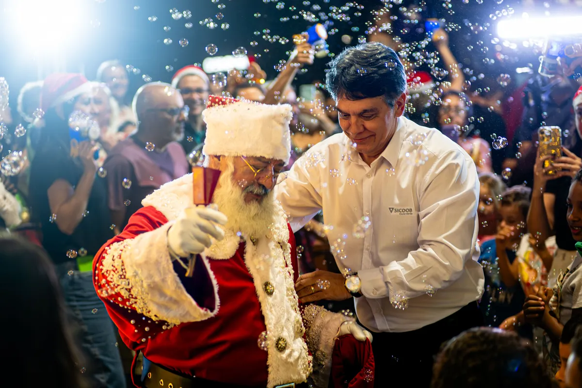 Imagem ilustrativa da imagem Papai Noel visitou o Sicoob Ouro Verde, trazendo o espírito natalino para o Centro de Londrina