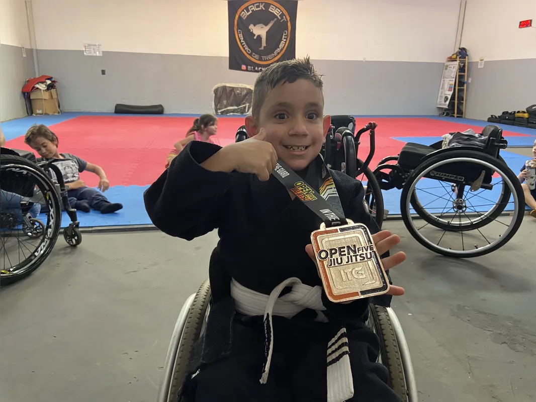 Matheus com a medalha que ganhou na demonstração no Open Five Jiu-Jitsu