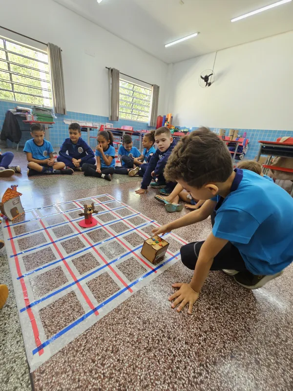 O robozinho RoPe auxilia no ensino dos conceitos de lógica e matemática, podendo ainda ser utilizado em contextos de linguagem e imaginação