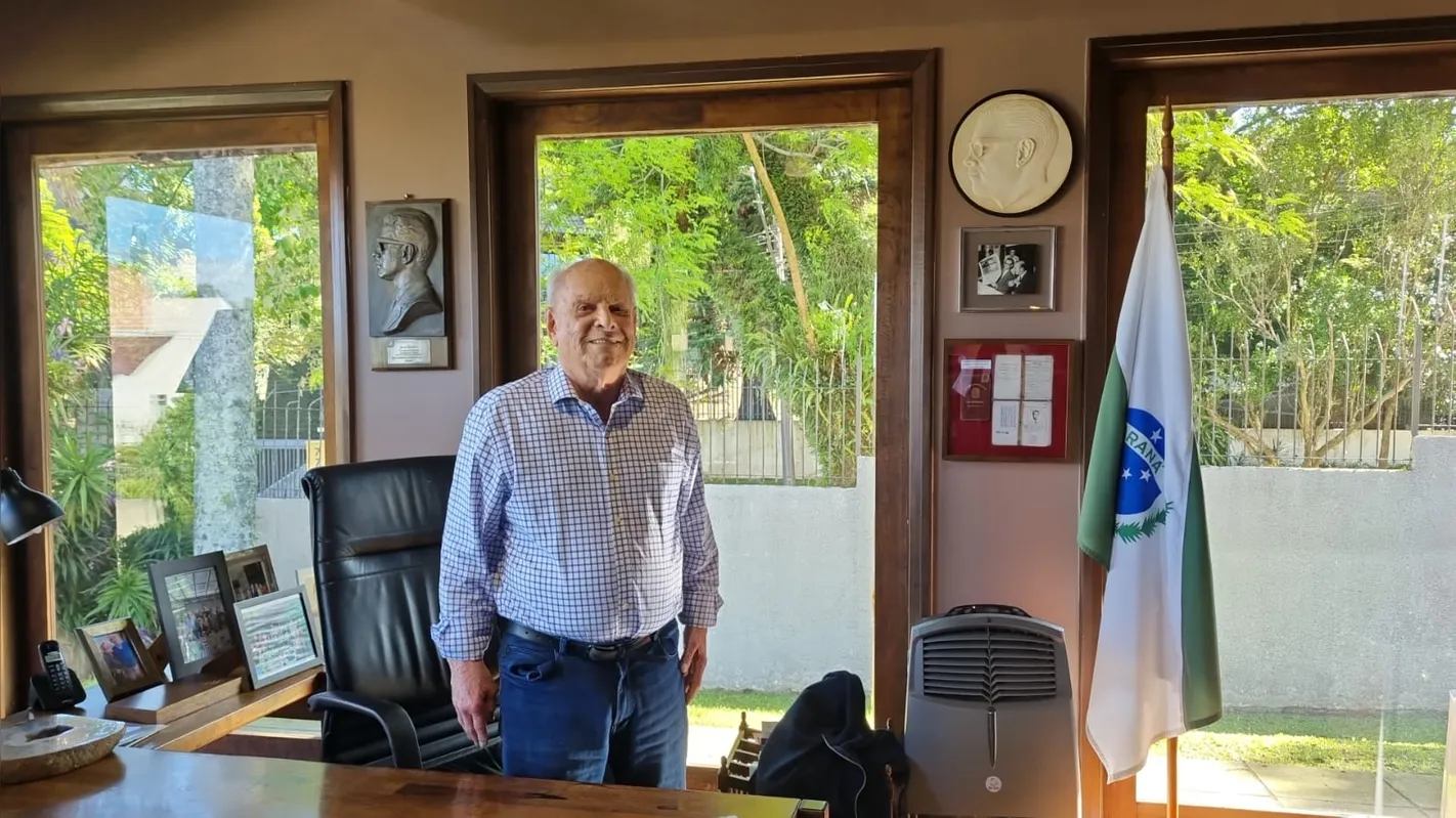 Aos 97 anos e esbanjando disposição, o ex-governador lembra o cenário político e social da época de implantação das primeiras Universidades. A equipe do programa viajou a Curitiba para a entrevista, gravada no escritório do ex-governador, no bairro Vista Alegre, na capital.