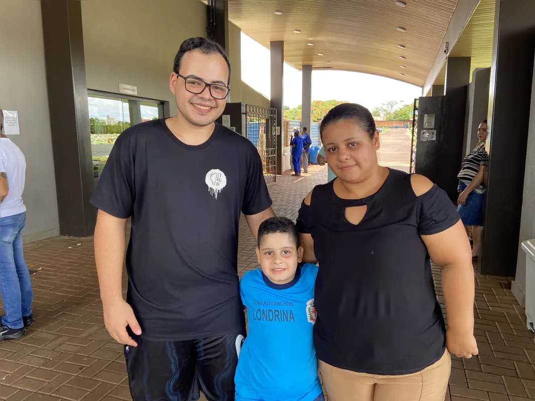 Mateus, 5, com os pais João Vitor e Daniele