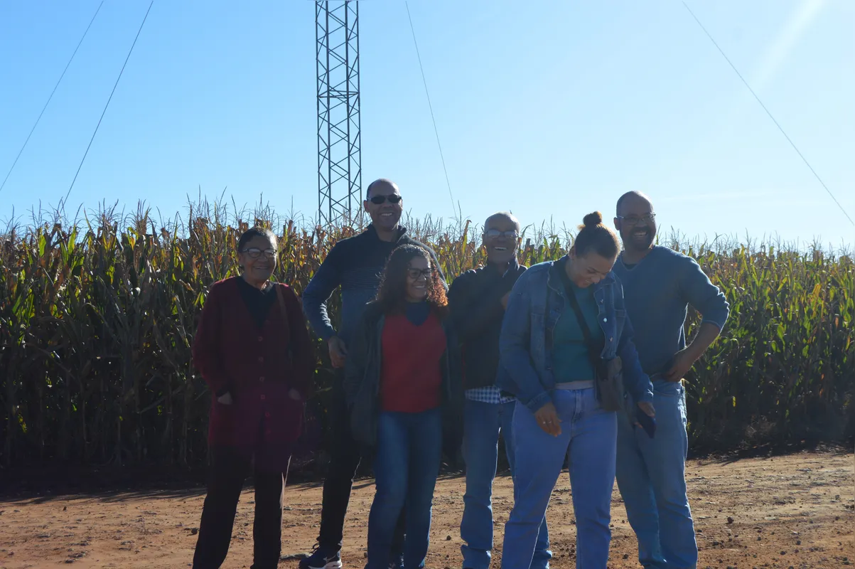 Da esquerda para a direita, Ozelina, Aloísio, Elielsa, Ataíde, Arleide, Amilton Gomes de Faria, descendentes de família negra de trabalhadores pioneiros de fazendas de café em Londrina