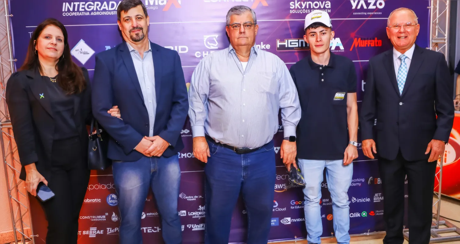 Ivanize e Eloiso Alkmin (Trackia), Carlos Guerra (Equinorte), Daniel Sampaio (Bebezão Transportes) e reitor Eleazar Ferreira