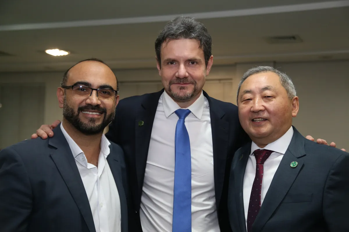 O novo presidente do Sidmed Odarlone Orente, o vice-presidente do CRM-PR Eduardo Baptistella, e o conselheiro do CRM –PR Alberto Toshio Oba