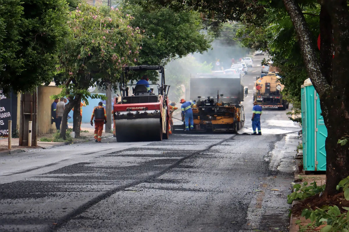 Obras na Rua Brasil, próximo da esquina com a Rua Colômbia