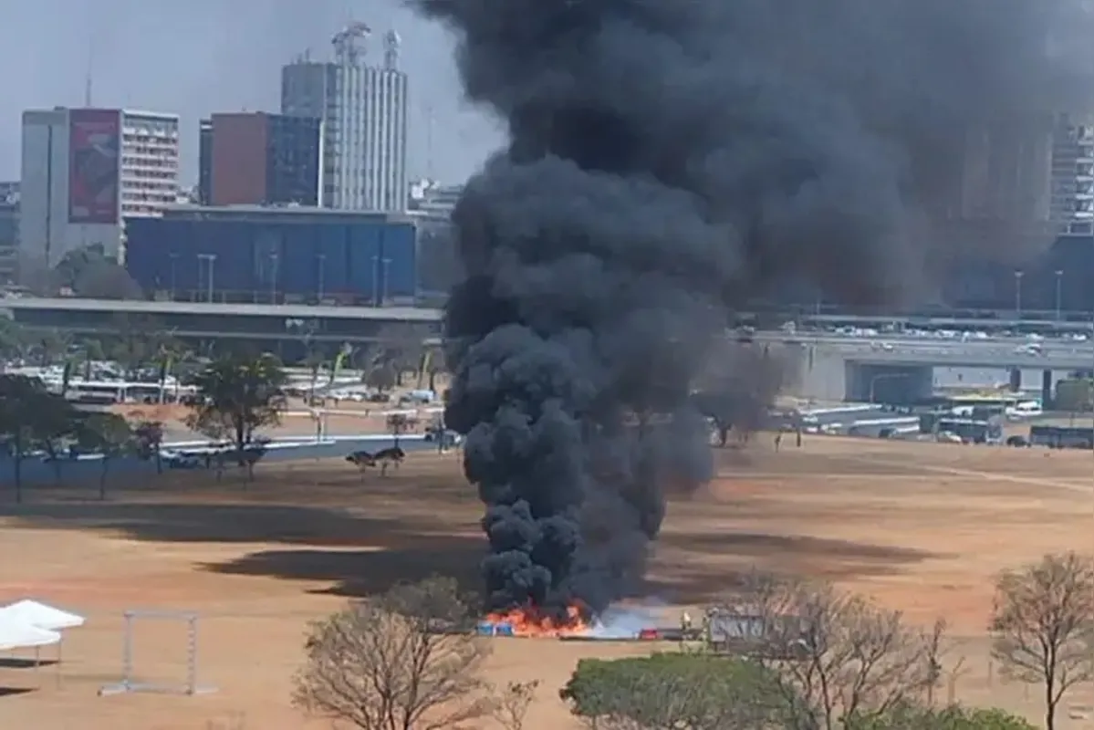Banheiros químicos são incendiados na Esplanada dos Ministérios em frente a Rodoviária do Plano Piloto