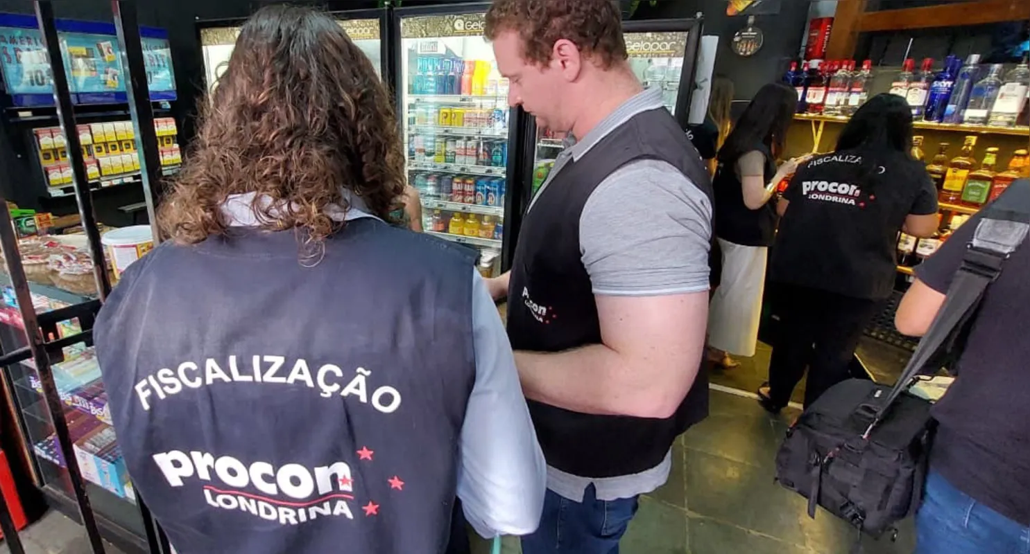O Procon de Londrina realiza vistoria em distribuidora de bebidas e bares
