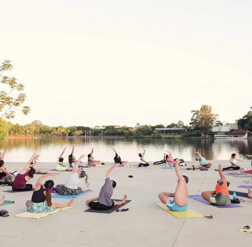 Transformação Pessoal Através do Yoga no Parque