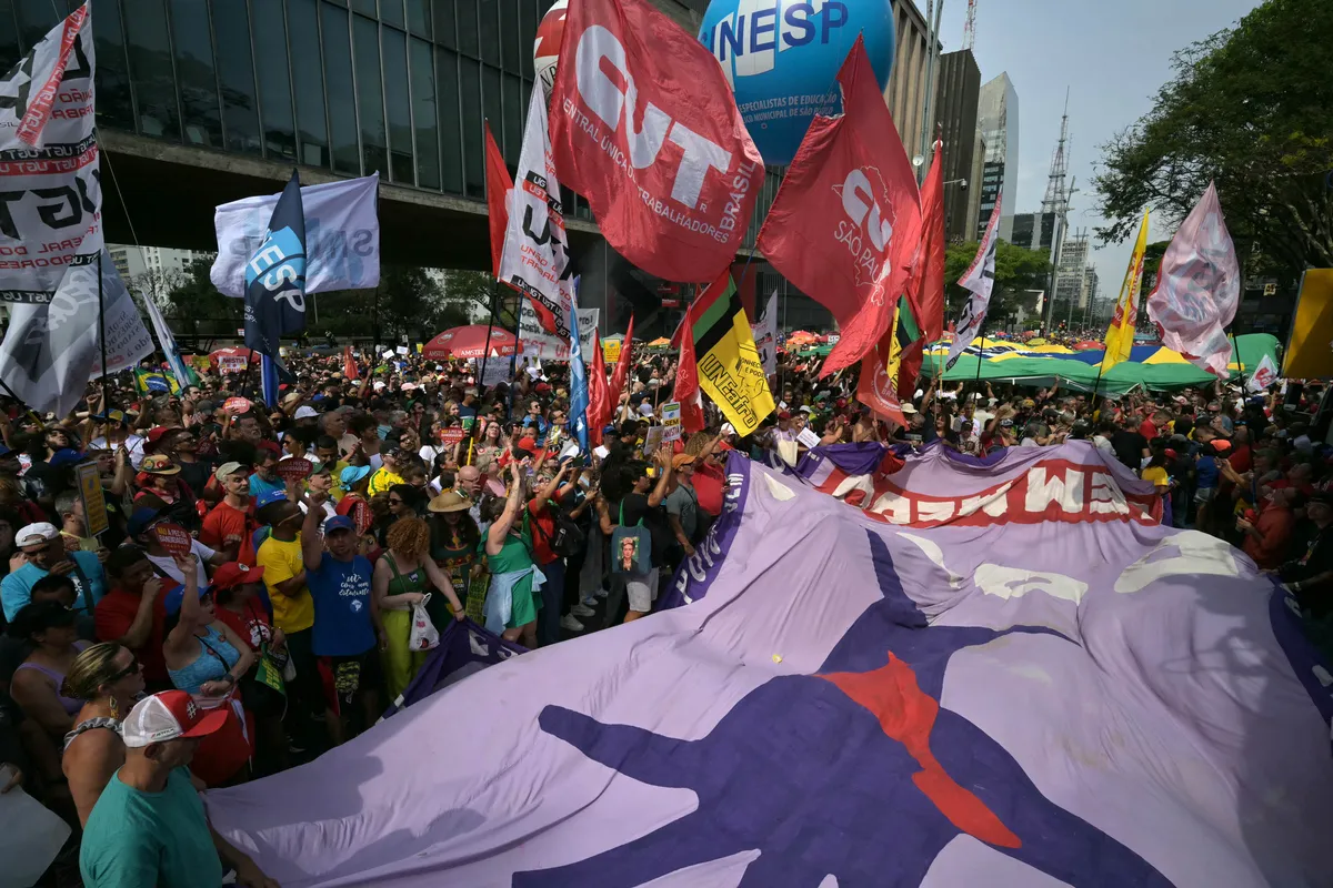 Avenida Paulista durante as manifestações contra a anistia e a PEC da Blindagem; protestos ocuparam até os metrôs