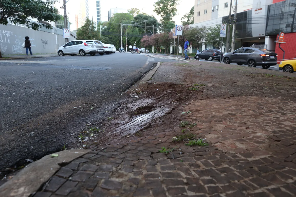 Rampas e calçadas danificadas são obstáculos diários para pessoas com dificuldade de locomoção