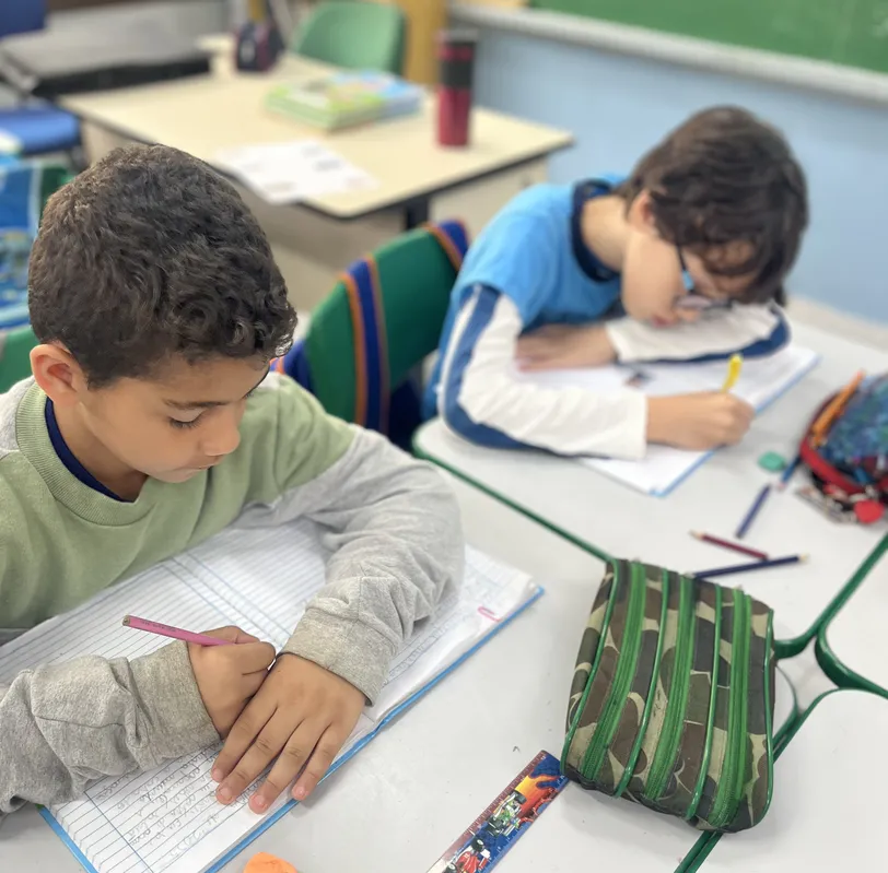 Cartas trocadas por alunos brasileiros e portugueses fortalecem os vínculos culturais
