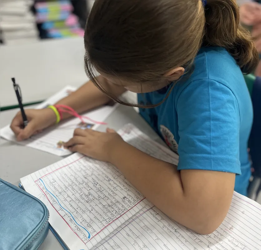 As cartas de alunos de Londrina endereçadas a alunos da cidade de Guimarães (Portugal) têm o Natal como tema