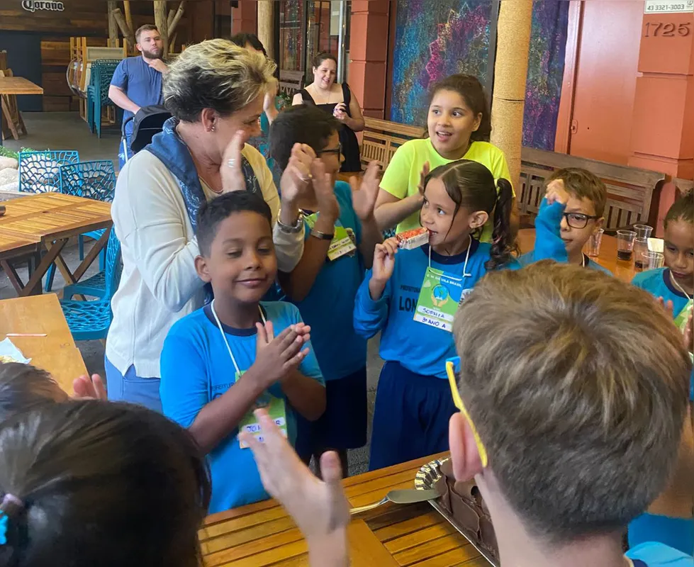 Na Semana da Criança, alunos das escolas municipais de Londrina fizeram passeios com atividades lúdicas e gastronômicas, com lanches oferecidos por vários estabelecimentos da cidade