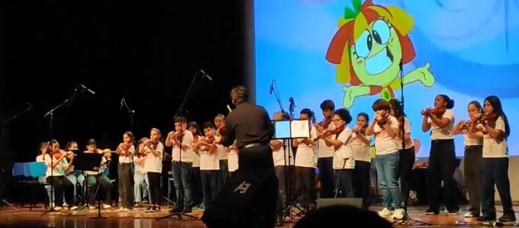 Alunos da Escola Municipal Arthur Thomas apresentaram-se no Teatro Marista, realziando um sonho musical