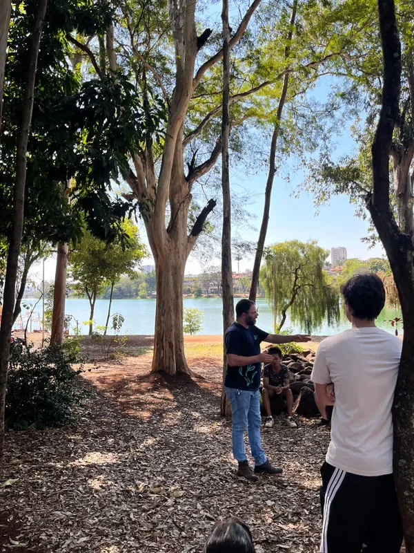 Professor Dr Weliton Silva orienta alunos pesquisadores da UEL para análise do Lago Igapó. 2025
