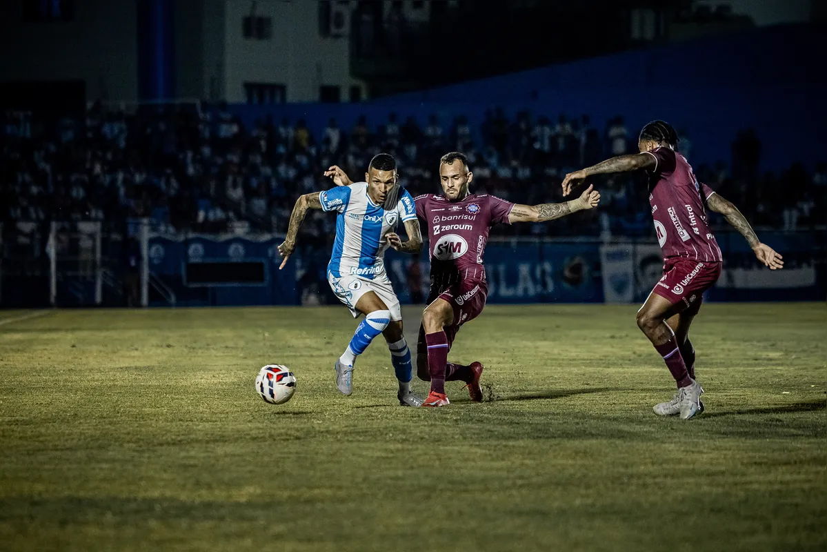 Imagem ilustrativa da imagem Roger lamenta novo empate do Londrina em casa e defende Maurício