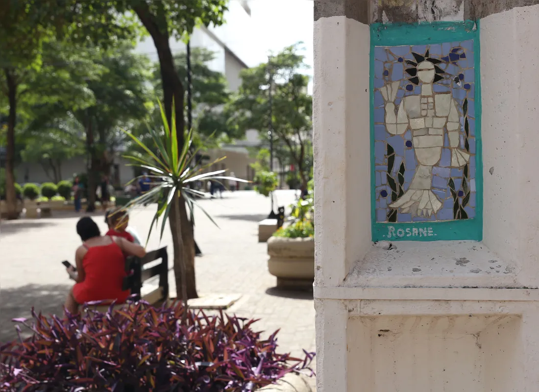 Nos postes do Calçadão de Londrina, mosaicos delicados mostram o talento de Rosane Araújo