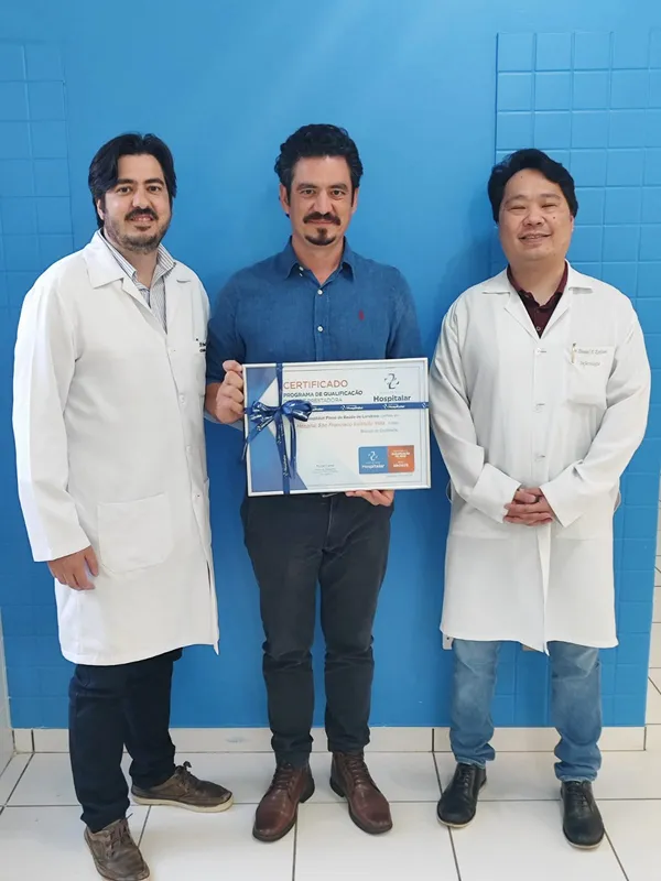Tiago Casimiro, o diretor clínico e cirurgião do aparelho digestivo, Bruno Casimiro, e o médico infectologista e coordenador da Comissão de Controle de Infecção Relacionado à Assistência à Saúde (CCIRAS) do São Francisco, Daniel Kakitani