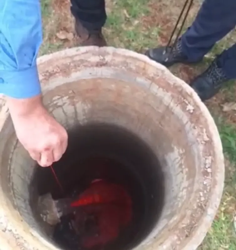 Aplicação de corante no sistema de esgoto do condomínio na zona norte