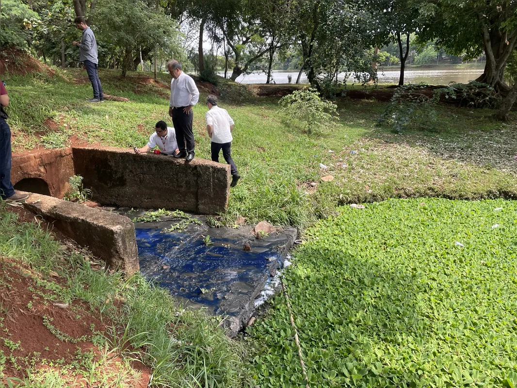 Fiscalização da Sema em galeria pluvial do Igapó 2; corante azul confirmou descarte irregular de esgoto por condomínio na Gleba Palhano