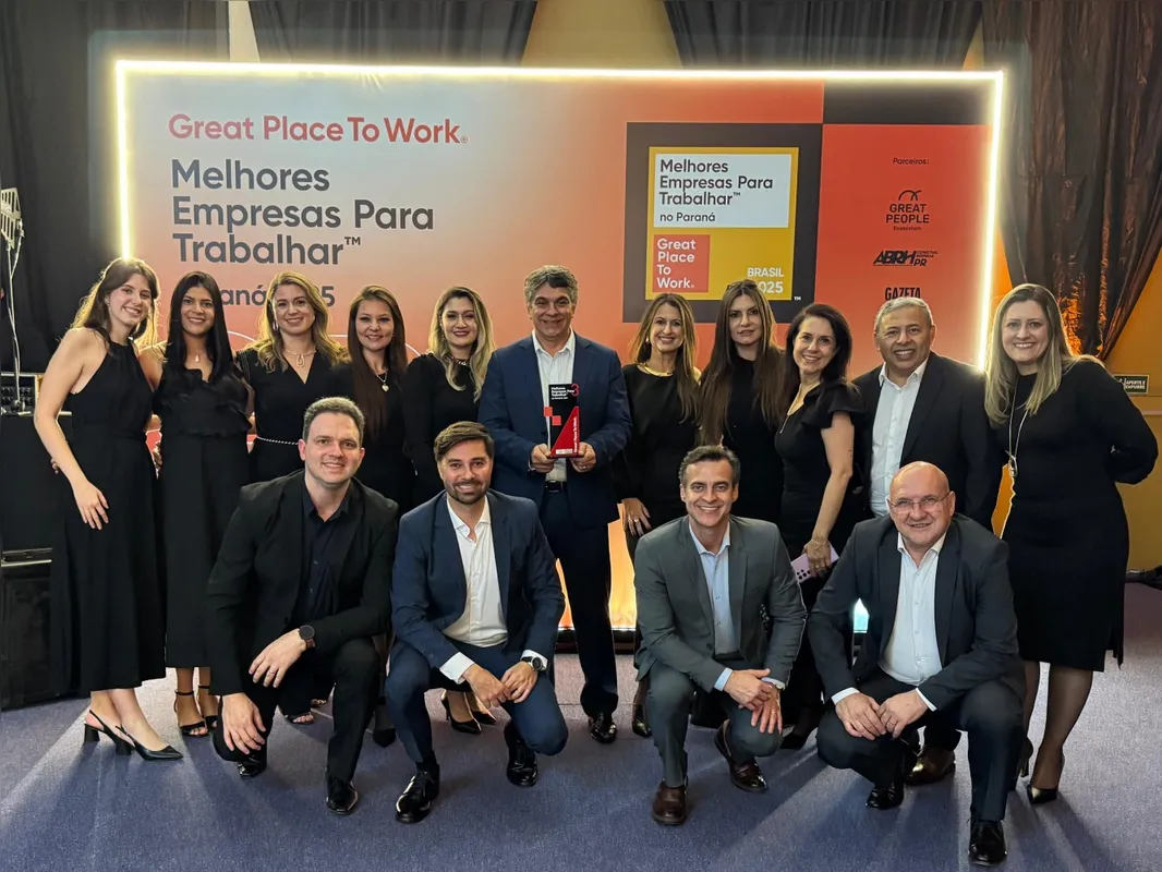 Equipe Sicoob Ouro Verde  recebendo o Prêmio Paraná