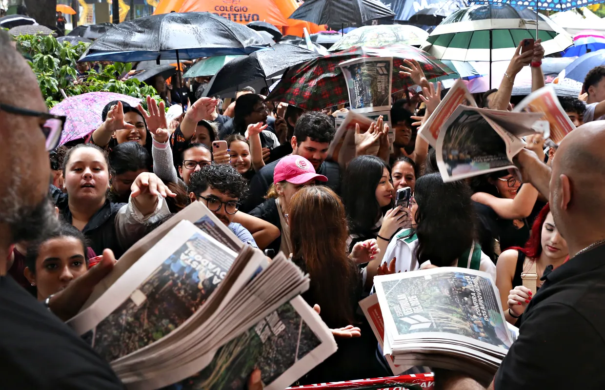 Imagem ilustrativa da imagem Sob chuva, estudantes comemoram aprovação no vestibular da UEL
